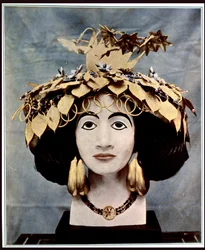 Sumerische hoofdtooi gedragen door Koningin Shub-ad, ontdekt in Ur door Mr. C. Leonard Woolley en gepubliceerd in de Illustrated London News, 1928